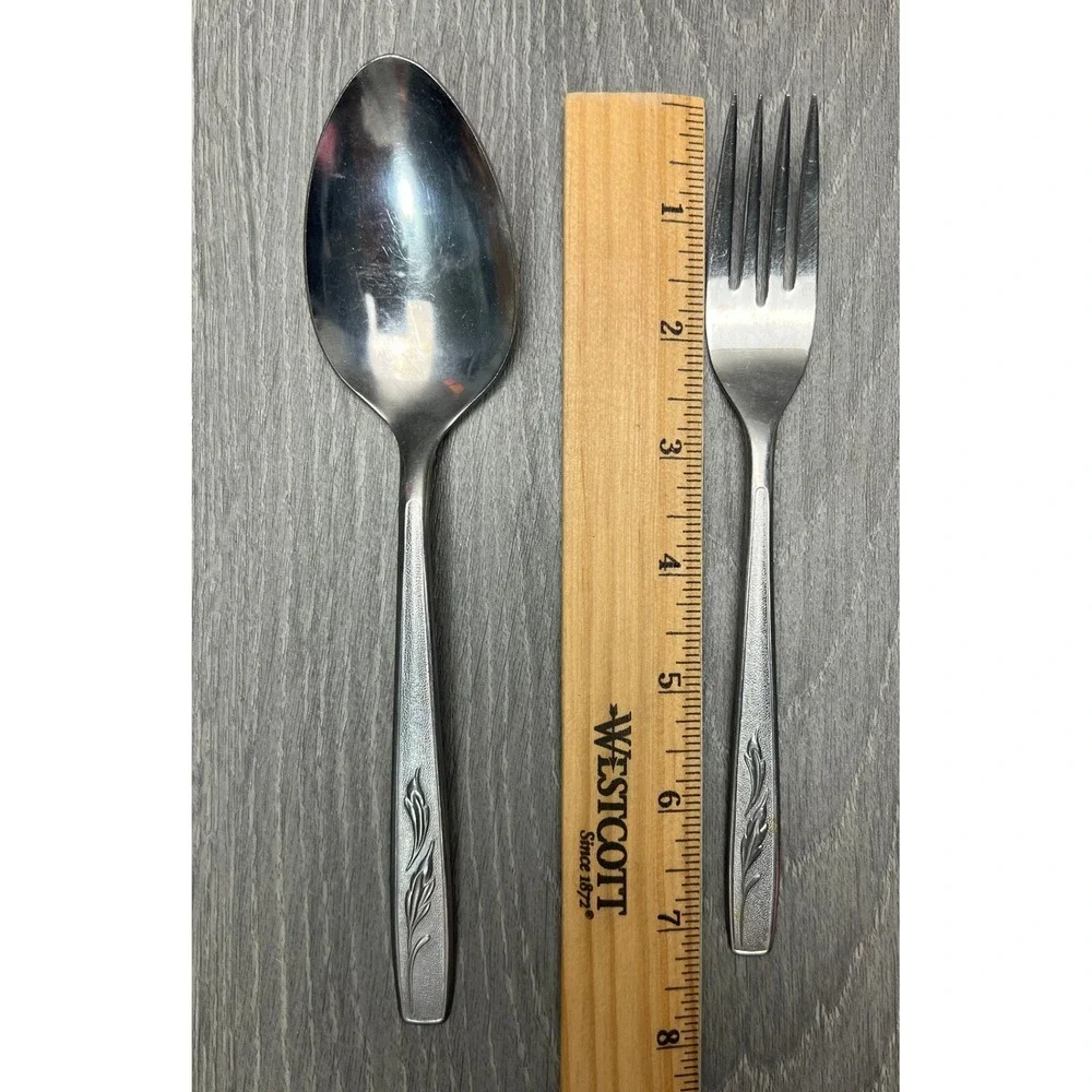 Oneida Custom Stainless Flatware Set Spoon & Fork Leaf Pattern Silverware